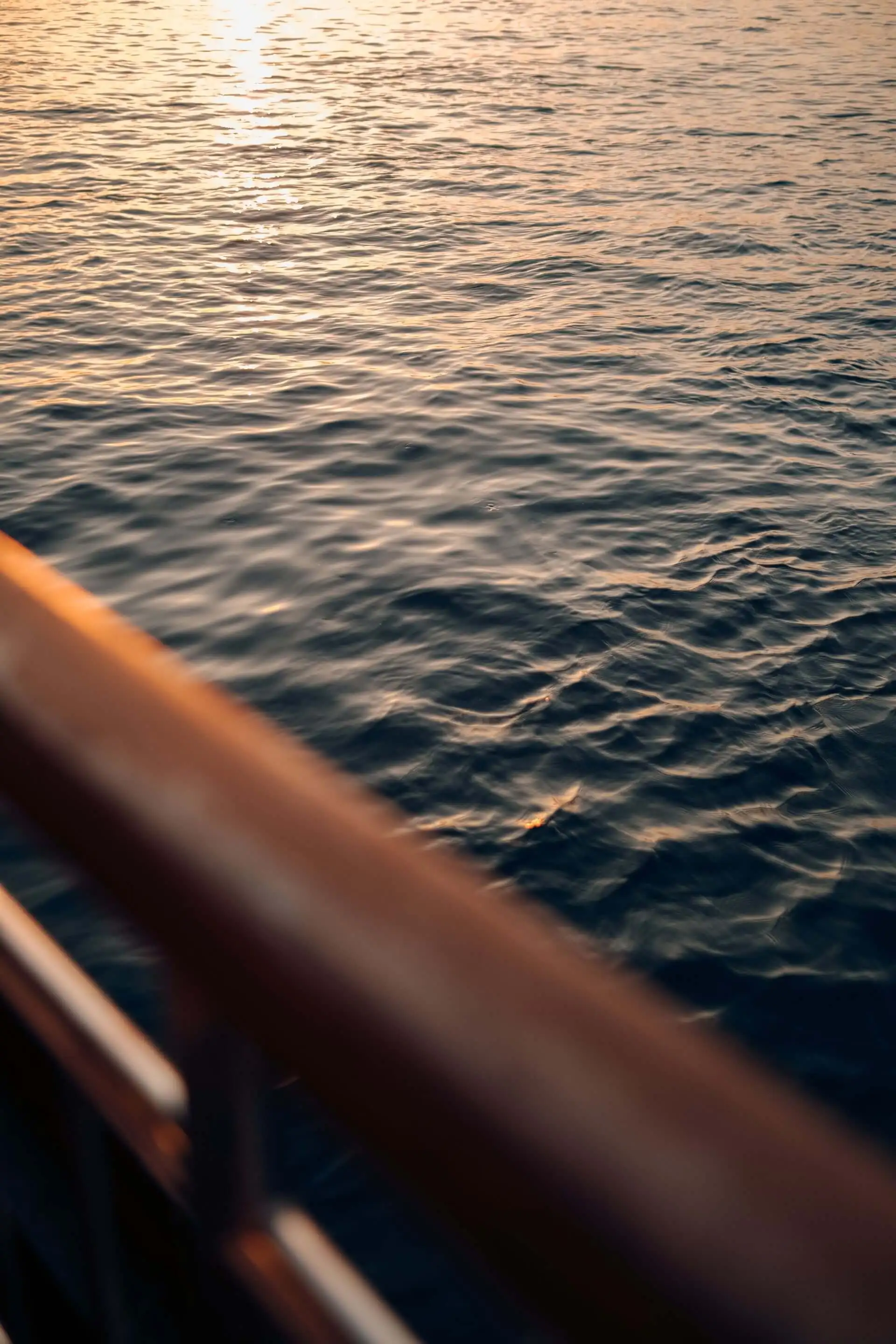 Вид с борта судна на морскую поверхность